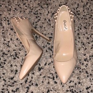 Qupid nude high heels chic studded